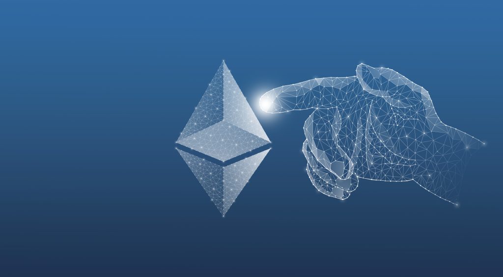 Mano haciendo click en la criptomoneda ethereum