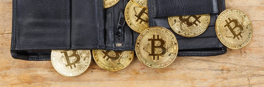 Bitcoin en una billetera, criptomoneda pagando en línea, dinero digital, negocios financieros panorámicos con bit coin.