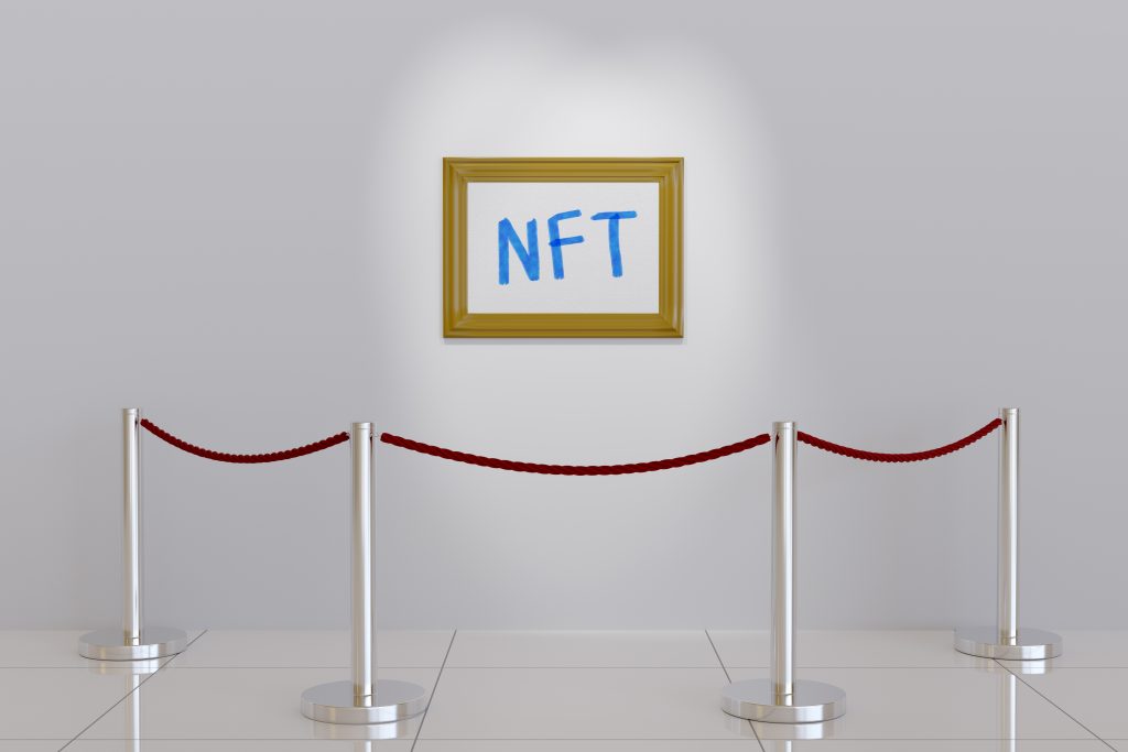 Imagen con el texto NTF en la pared de un museo.

