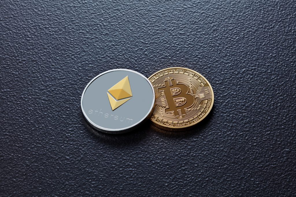 Monedas de bitcoin y ethereum sobre un fondo de cemento negro. Tecnología blockchain. Concepto de negocio.
