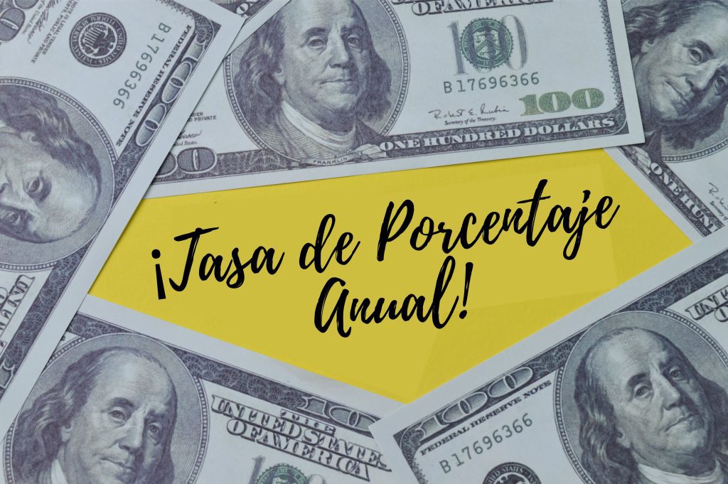 Billetes de dinero aislados en un fondo amarillo con texto TASA DE PORCENTAJE ANUAL - significado APR