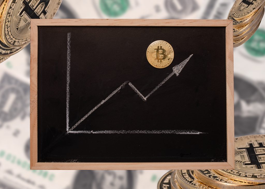 Roi Bitcoin (Retorno de Inversión Bitcoin). gráfico-crecimiento-bitcoin-pizarra-negra-fondo-desenfocado