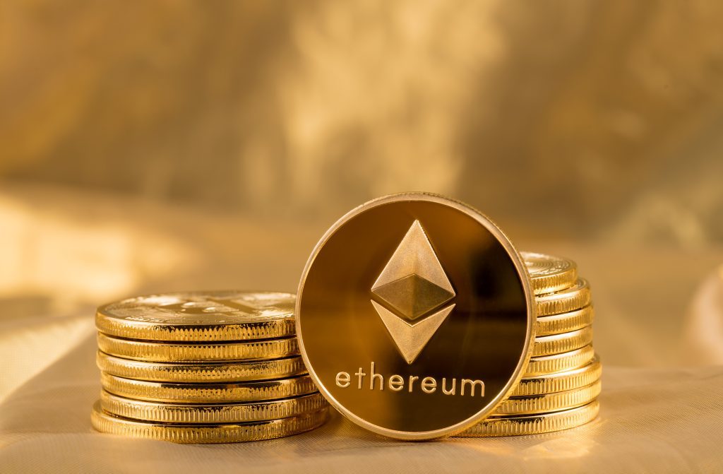 ether, criptomoneda de ethereum, representacion real en dorado