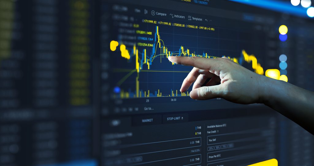 Interpretando las tasas de financiamiento: comprendiendo los sentimientos del mercado. Hombre de negocios analizando gráficos financieros del mercado de valores en una pizarra. Índice de datos de comercio, métricas de criptomonedas, gráfico de crecimiento de inversiones.